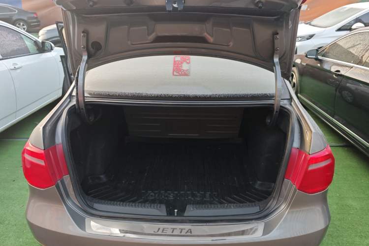 Used Volkswagen Jetta 2015 1.6L Automatic Fashion Model Trunk