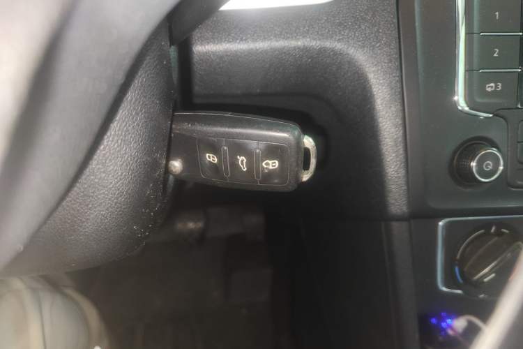Used Volkswagen Jetta 2015 Zhuihui Edition 1.6L Manual Comfort Model Vehicle Key