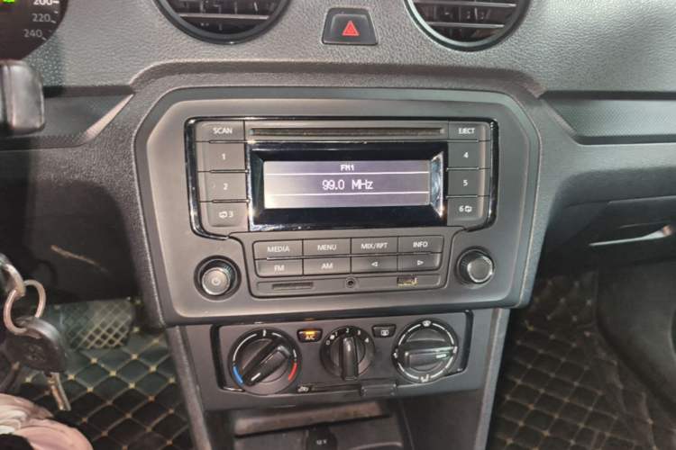 Used Volkswagen Jetta 2015 Value Edition 1.6L Automatic Fashion Version Audio And AC Panel