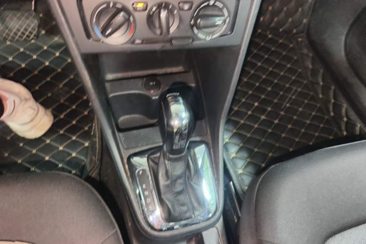 Used Volkswagen Jetta 2015 Value Edition 1.6L Automatic Fashion Version Gear Lever