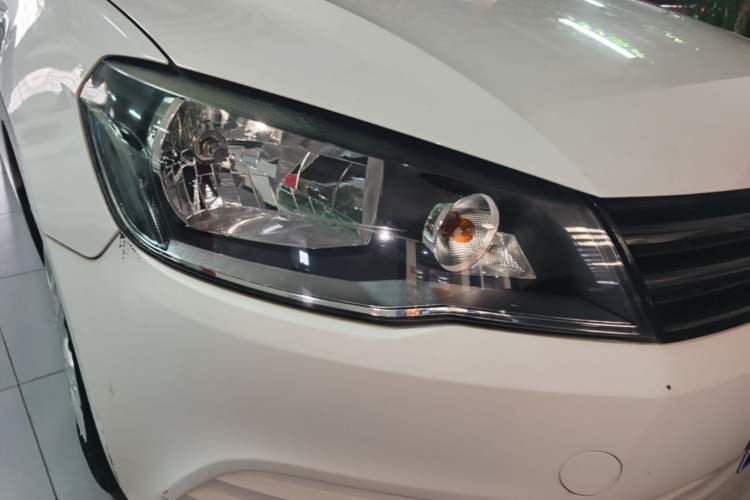 Used Volkswagen Jetta 2015 Value Edition 1.6L Automatic Fashion Version Right Front Headlight