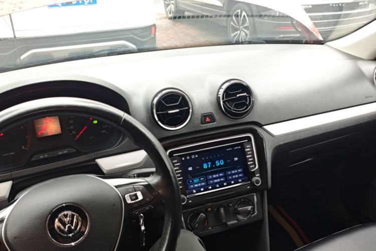 Used Volkswagen Jetta 2015 1.6L Automatic Comfort Model Center Console