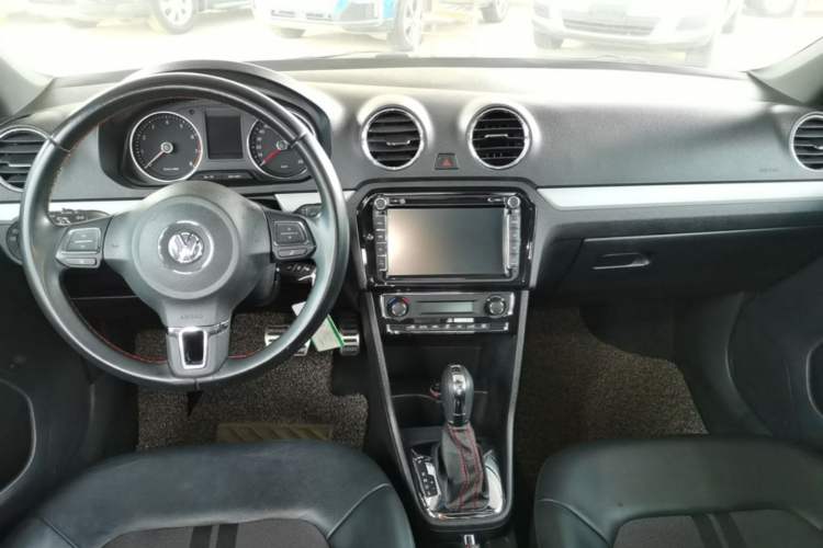 Used Volkswagen Jetta 2015 1.4TSI Automatic Sport Model Center Console