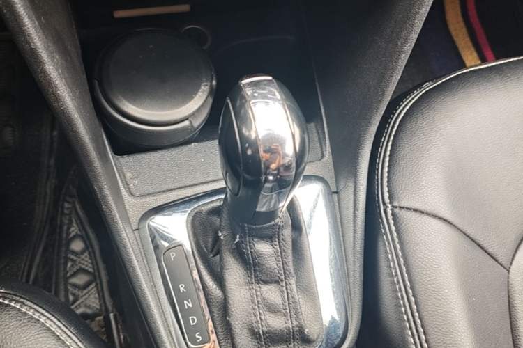 Used Volkswagen Jetta 2015 1.6L Automatic Comfort Model Gear Lever