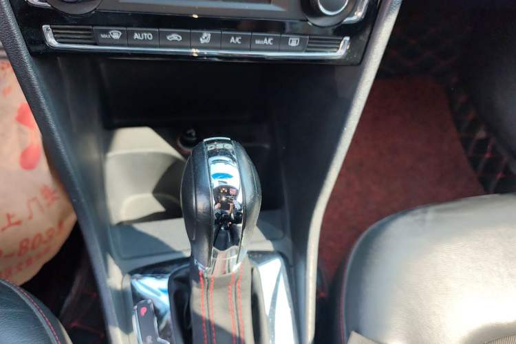 Used Volkswagen Jetta 2015 1.4TSI Automatic Sport Model Gear Lever
