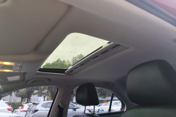 Used Volkswagen Jetta 2015 1.6L Automatic Comfort Model Headliner