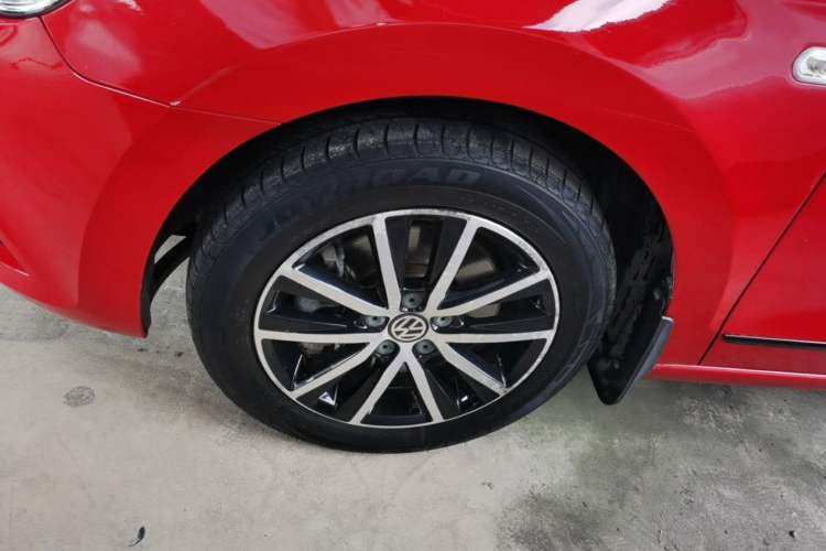Used Volkswagen Jetta 2015 1.4TSI Automatic Sport Model Left Front Wheel Hub