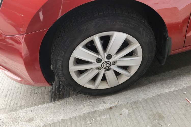 Used Volkswagen Jetta 2015 1.6L Automatic Comfort Model Left Front Wheel Hub