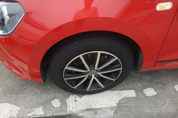 Used Volkswagen Jetta 2015 1.4TSI Automatic Sport Model Left Front Wheel Hub
