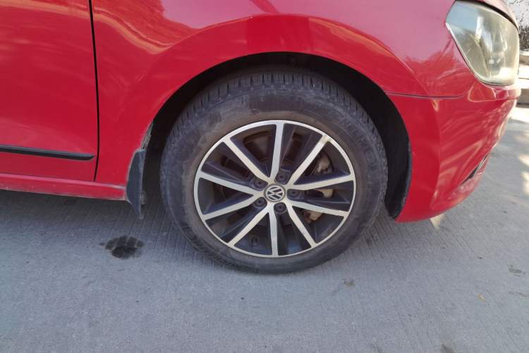 Used Volkswagen Jetta 2015 1.4TSI Automatic Sport Model Right Front Wheel Hub