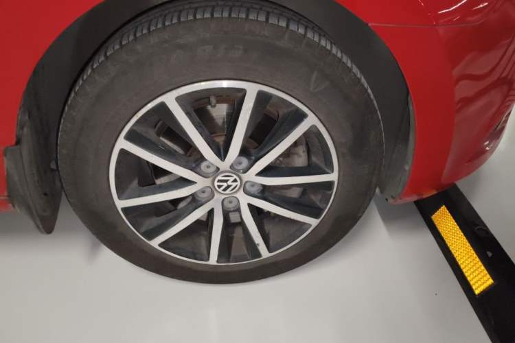 Used Volkswagen Jetta 2015 1.4TSI Automatic Sport Model Right Front Wheel Hub