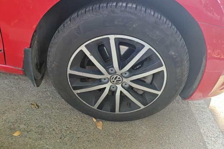 Used Volkswagen Jetta 2015 1.4TSI Automatic Sport Model Right Front Wheel Hub