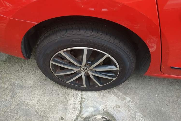 Used Volkswagen Jetta 2015 1.4TSI Automatic Sport Model Right Rear Wheel Hub