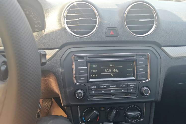 Used Volkswagen Jetta 2015 1.6L Manual Comfort Model Audio And AC Panel