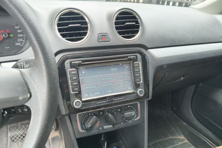 Used Volkswagen Jetta 2015 Value Edition 1.6L Automatic Comfort Version Audio And AC Panel