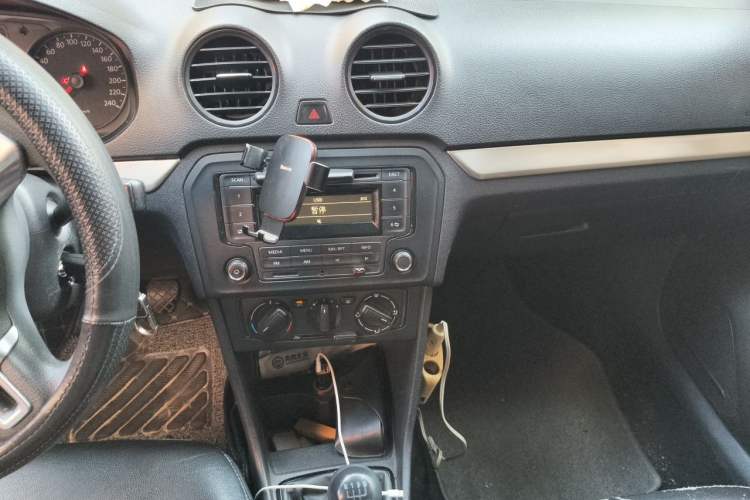 Used Volkswagen Jetta 2015 Value Edition 1.6L Manual Fashionable Style Audio And AC Panel