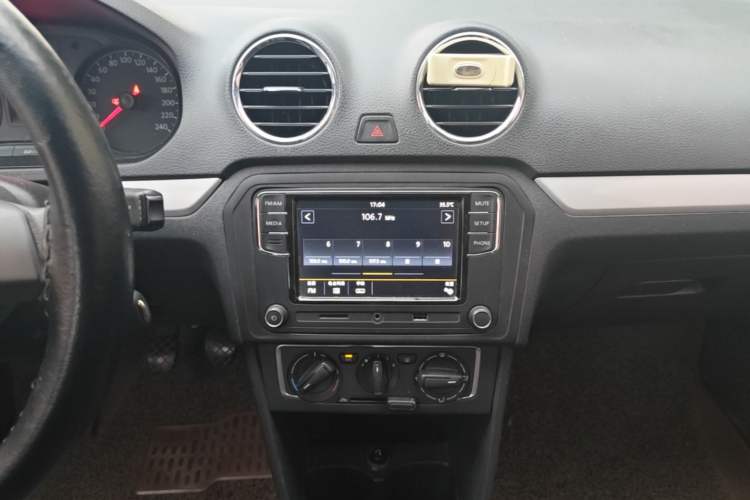 Used Volkswagen Jetta 2015 Zhuihui Edition 1.6L Manual Comfort Model Audio And AC Panel