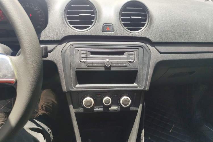 Used Volkswagen Jetta 2015 1.6L Manual Fashion Edition Audio And AC Panel