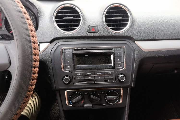 Used Volkswagen Jetta 2015 Value Edition 1.6L Automatic Comfort Version Audio And AC Panel