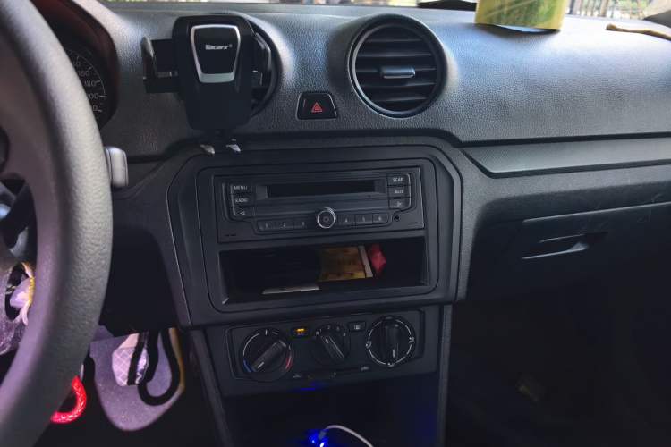 Used Volkswagen Jetta 2015 1.6L Manual Fashion Edition Audio And AC Panel