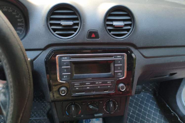 Used Volkswagen Jetta 2015 Zhuihui Edition 1.4L Manual Fashion Model Audio And AC Panel