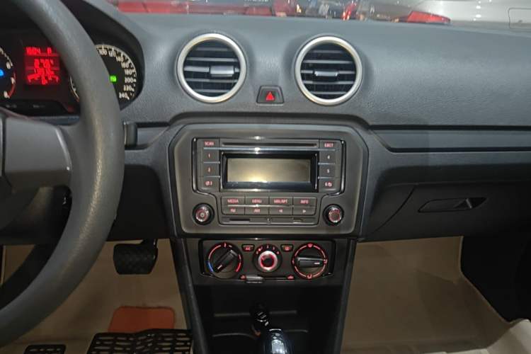 Used Volkswagen Jetta 2015 Value Edition 1.6L Automatic Fashion Version Audio And AC Panel