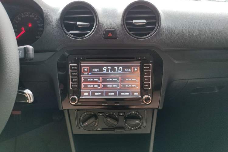 Used Volkswagen Jetta 2015 1.6L Manual Fashion Edition Audio And AC Panel