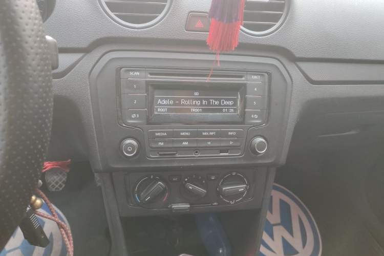 Used Volkswagen Jetta 2015 1.6L Manual Fashion Edition Audio And AC Panel