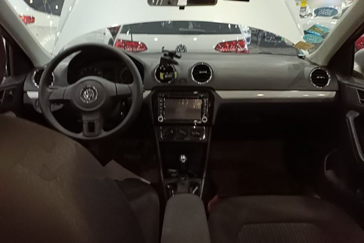 Used Volkswagen Jetta 2015 1.6L Automatic Comfort Model Center Console
