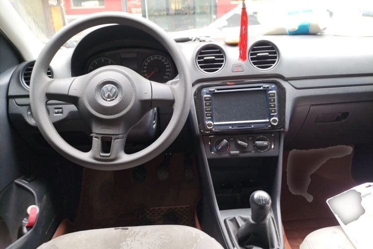 Used Volkswagen Jetta 2015 Value Edition 1.6L Manual Fashionable Style Center Console