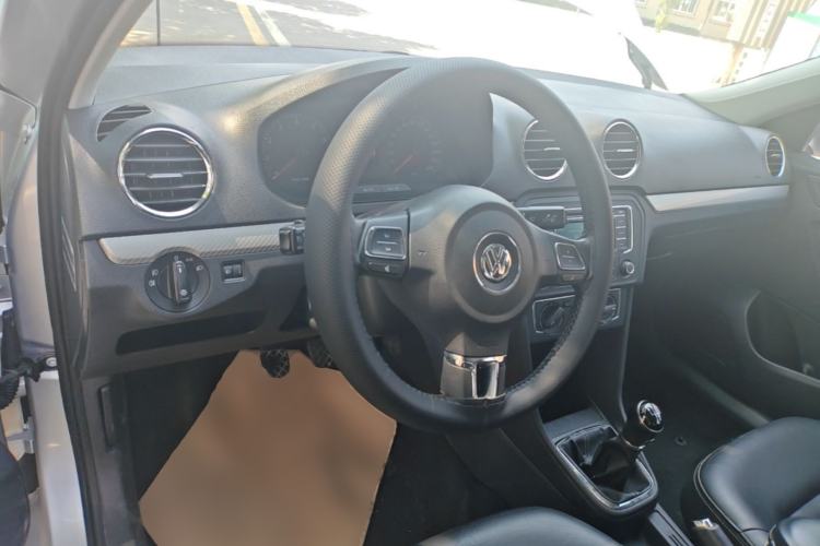 Used Volkswagen Jetta 2015 1.6L Manual Comfort Model Center Console