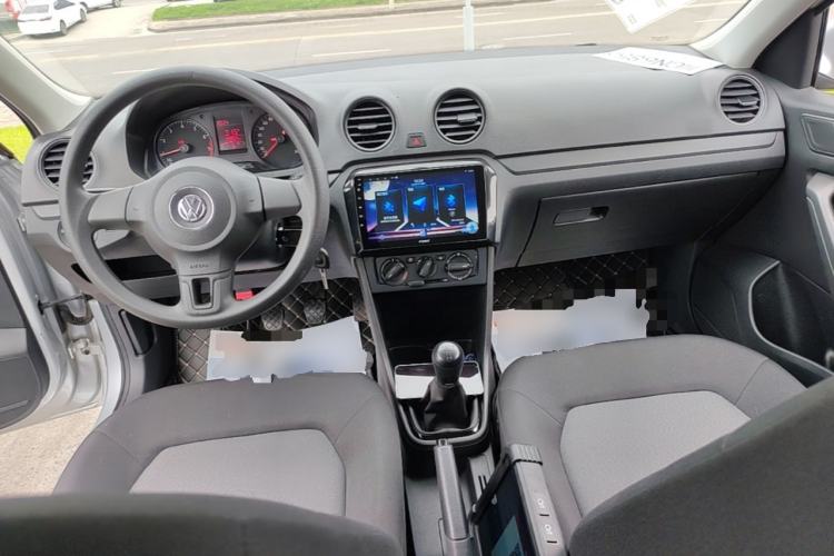 Used Volkswagen Jetta 2015 Zhuihui Edition 1.4L Manual Fashion Model Center Console
