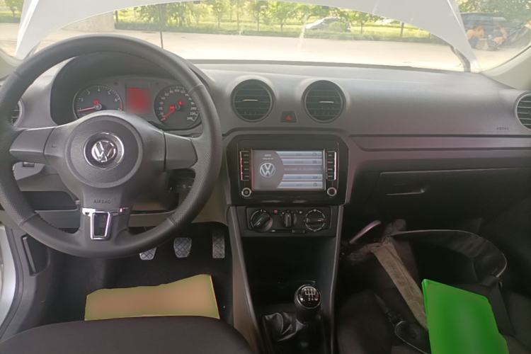 Used Volkswagen Jetta 2015 Value Edition 1.6L Manual Fashionable Style Center Console