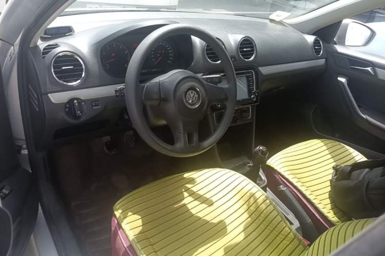 Used Volkswagen Jetta 2015 1.6L Manual Comfort Model Center Console