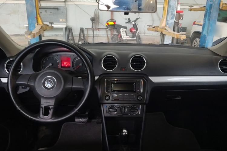 Used Volkswagen Jetta 2015 1.6L Automatic Comfort Model Center Console