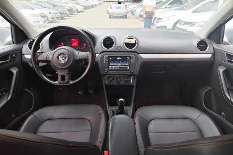 Used Volkswagen Jetta 2015 Zhuihui Edition 1.6L Manual Comfort Model Center Console