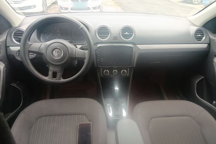 Used Volkswagen Jetta 2015 Value Edition 1.6L Automatic Comfort Version Center Console