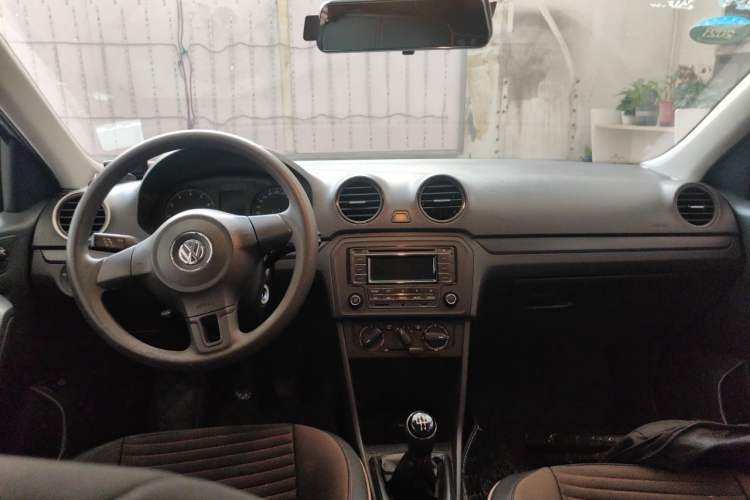 Used Volkswagen Jetta 2015 Value Edition 1.6L Manual Fashionable Style Center Console