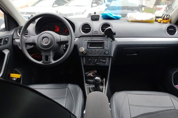 Used Volkswagen Jetta 2015 1.6L Manual Comfort Model Center Console