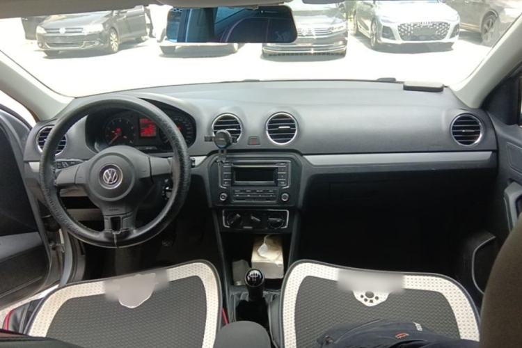Used Volkswagen Jetta 2015 1.6L Manual Comfort Model Center Console