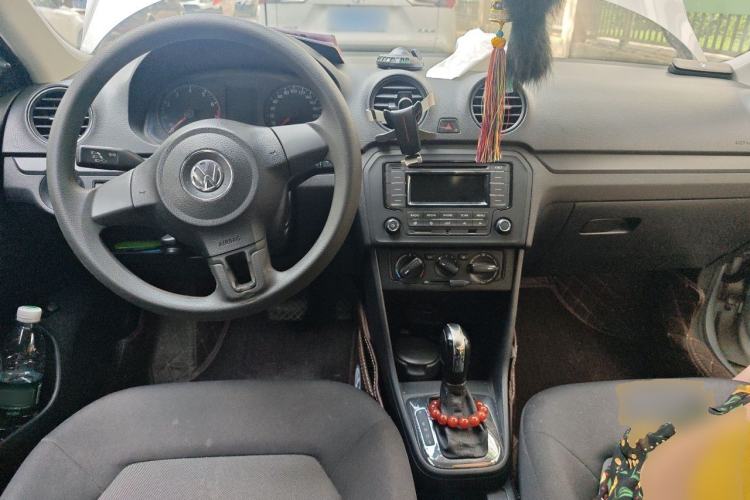 Used Volkswagen Jetta 2015 1.6L Automatic Fashion Model Center Console