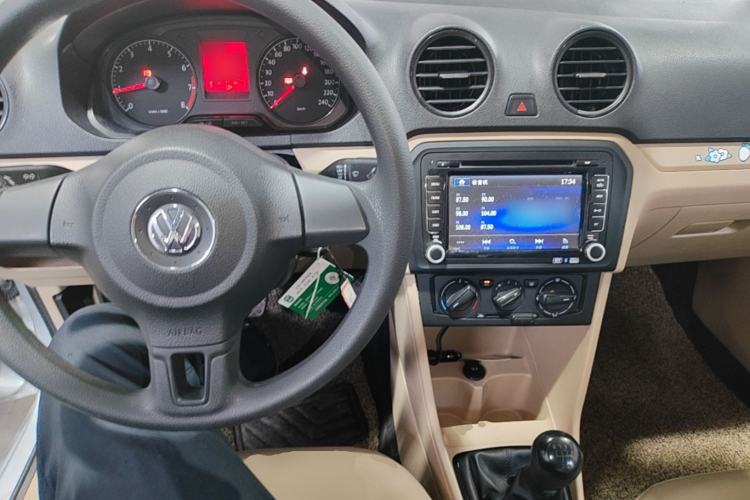 Used Volkswagen Jetta 2015 1.4L Manual Fashion Model Center Console