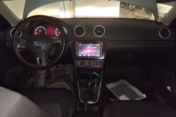 Used Volkswagen Jetta 2015 Zhuihui Edition 1.4L Manual Fashion Model Center Console