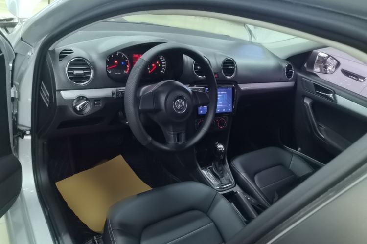 Used Volkswagen Jetta 2015 Value Edition 1.6L Automatic Comfort Version Center Console