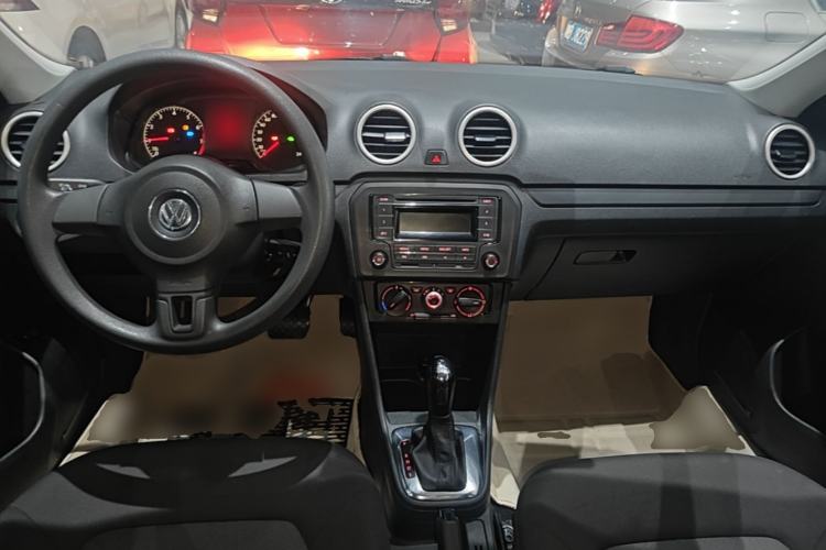 Used Volkswagen Jetta 2015 Value Edition 1.6L Automatic Fashion Version Center Console