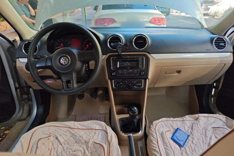 Used Volkswagen Jetta 2015 1.6L Manual Comfort Model Center Console