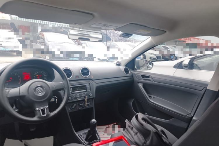 Used Volkswagen Jetta 2015 Value Edition 1.6L Manual Fashionable Style Center Console