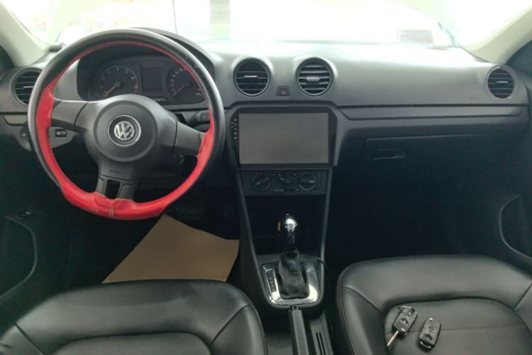 Used Volkswagen Jetta 2015 Value Edition 1.6L Automatic Fashion Version Center Console