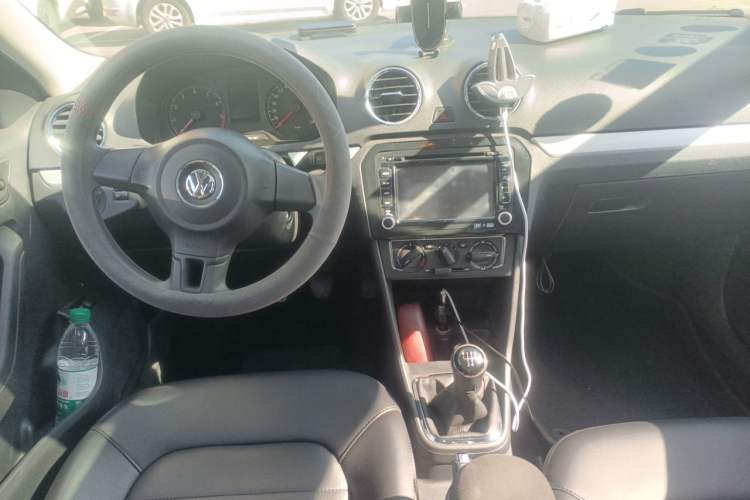 Used Volkswagen Jetta 2015 1.6L Manual Comfort Model Center Console