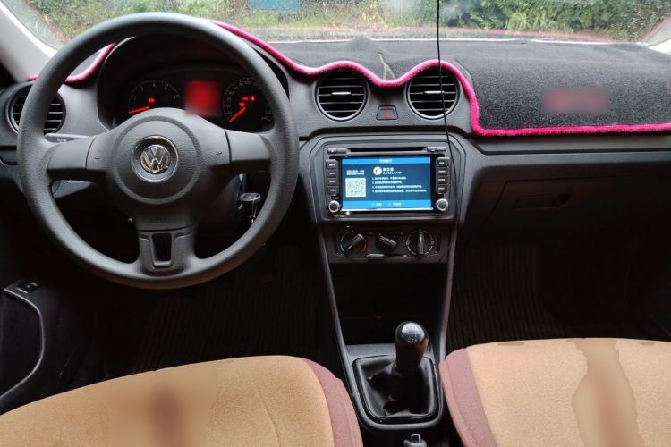 Used Volkswagen Jetta 2015 Zhuihui Edition 1.4L Manual Fashion Model Center Console